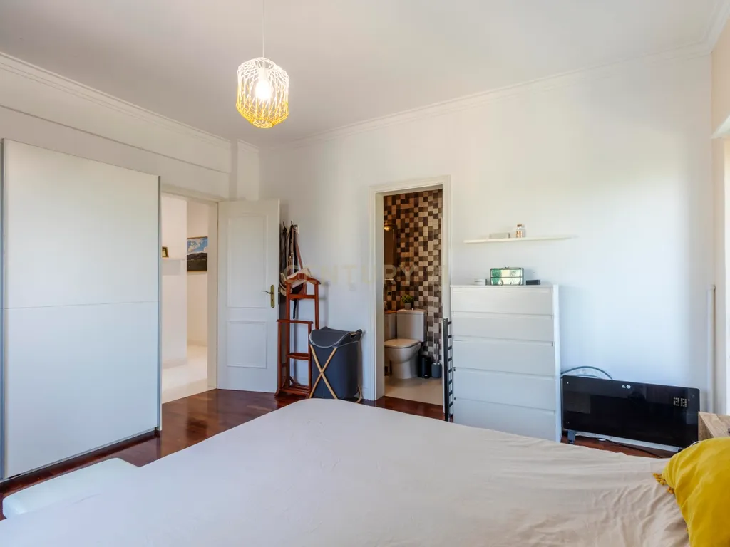 Espaçoso T3 na Sobreda com 2 Casas de Banho e Varandas - Image 51
