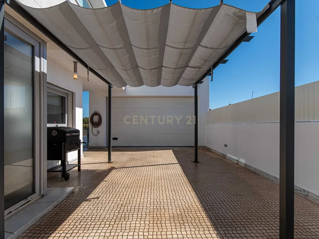 Moradia Isolada de Arquitetura Moderna com Piscina, Jardim e Garagem (Morelena /Pêro Pinheiro) - Image 52