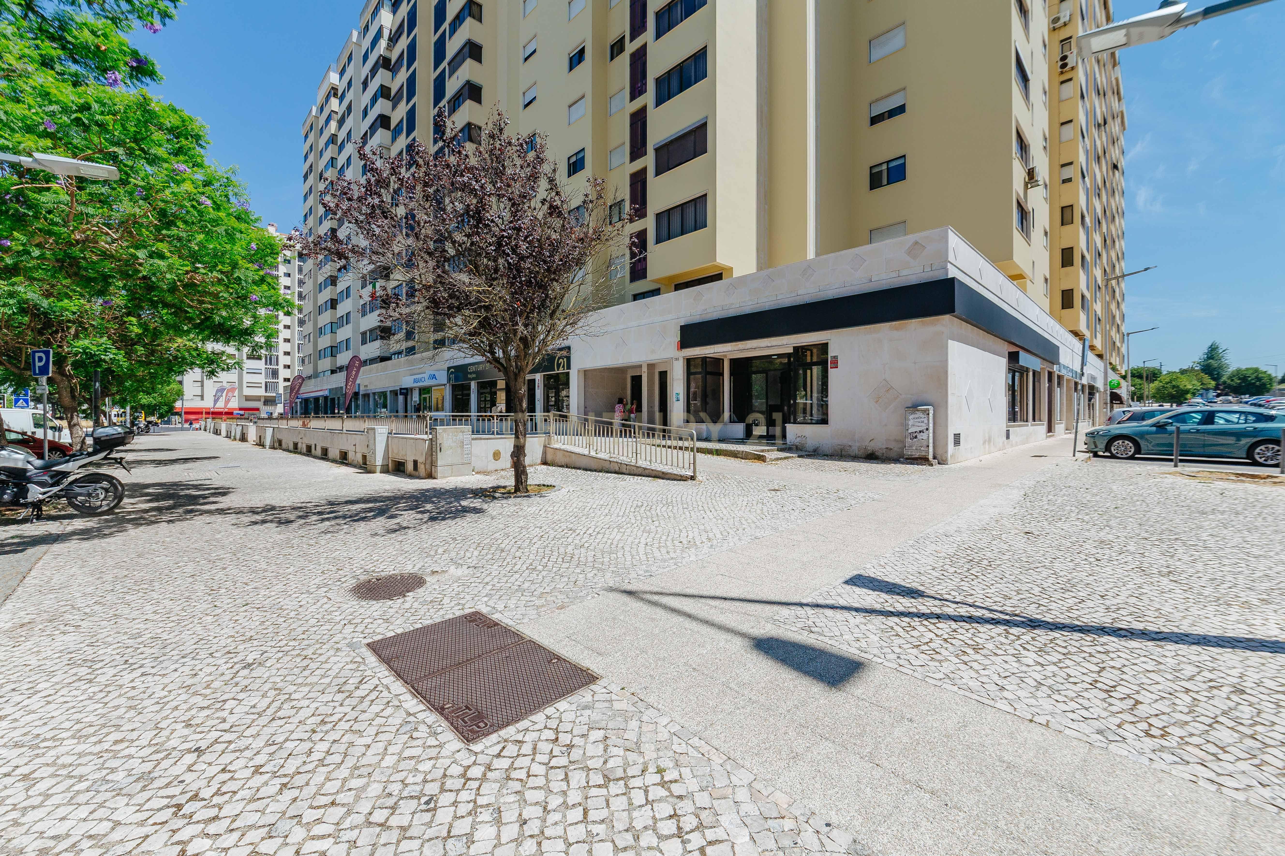 Loja  com duas frentes  em Sacavém, Loures - 120m²