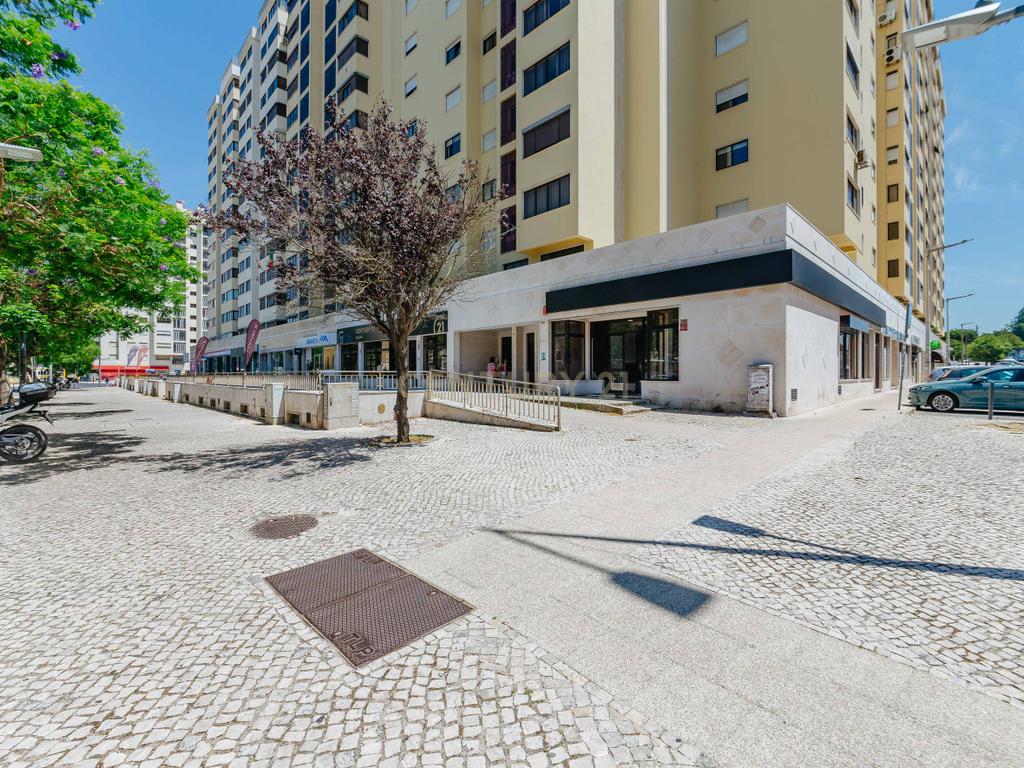 Loja com duas frentes em Sacavém, Loures - 120m² - Image 1
