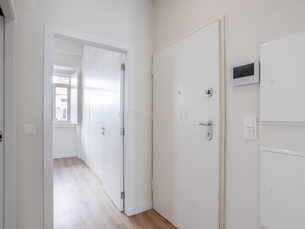 Apartamento T2 NOVO para Venda, em Campolide – Construção de Excelência com Traça Tradicional e Logradouro Privativo - Image 16