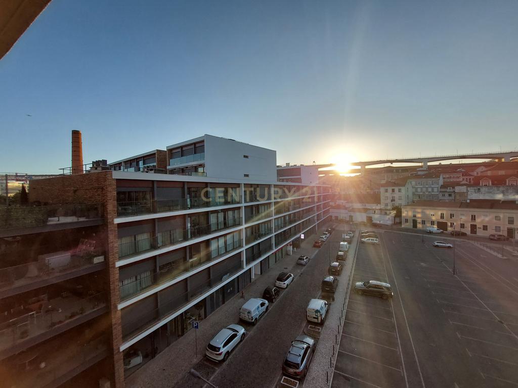 ARRENDADO - T2 Condomínio Alcântara Rio com 1 Parqueamento - Alcântara Rio - Image 3