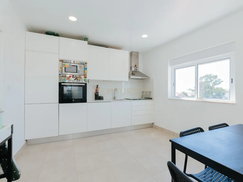 Apartamento T2+1 Renovado em Alhos Vedros - Image 2