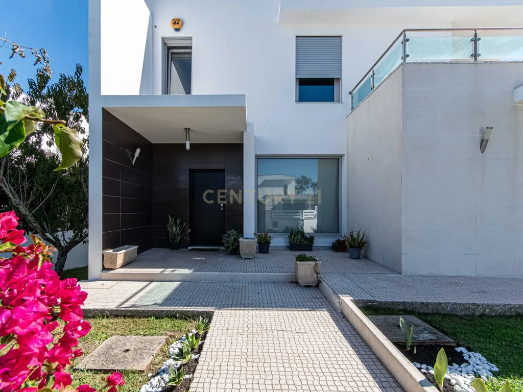 Moradia Isolada de Arquitetura Moderna com Piscina, Jardim e Garagem (Morelena /Pêro Pinheiro) - Image 4