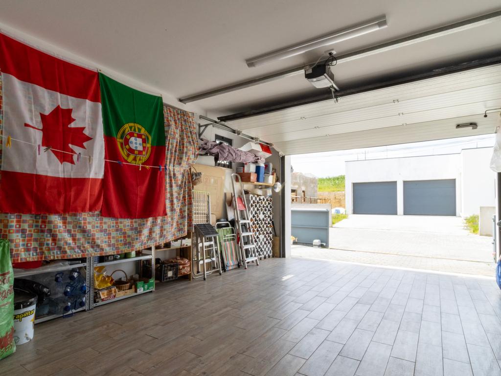 Excelente Moradia T3 Térrea SEMI-NOVA em Alcobaça com Jardim e garagem - Image 19