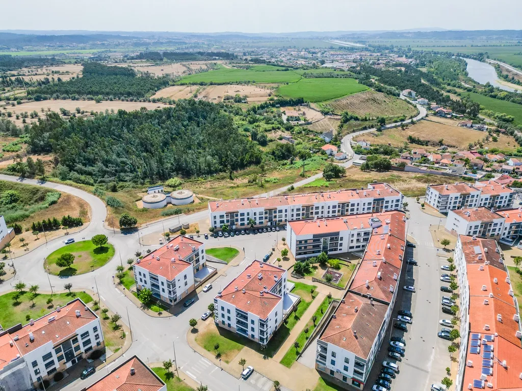 Loja passível de ser transformado em Apartamento T2 ou T3 com terraço privativo de Garagem - Image 4