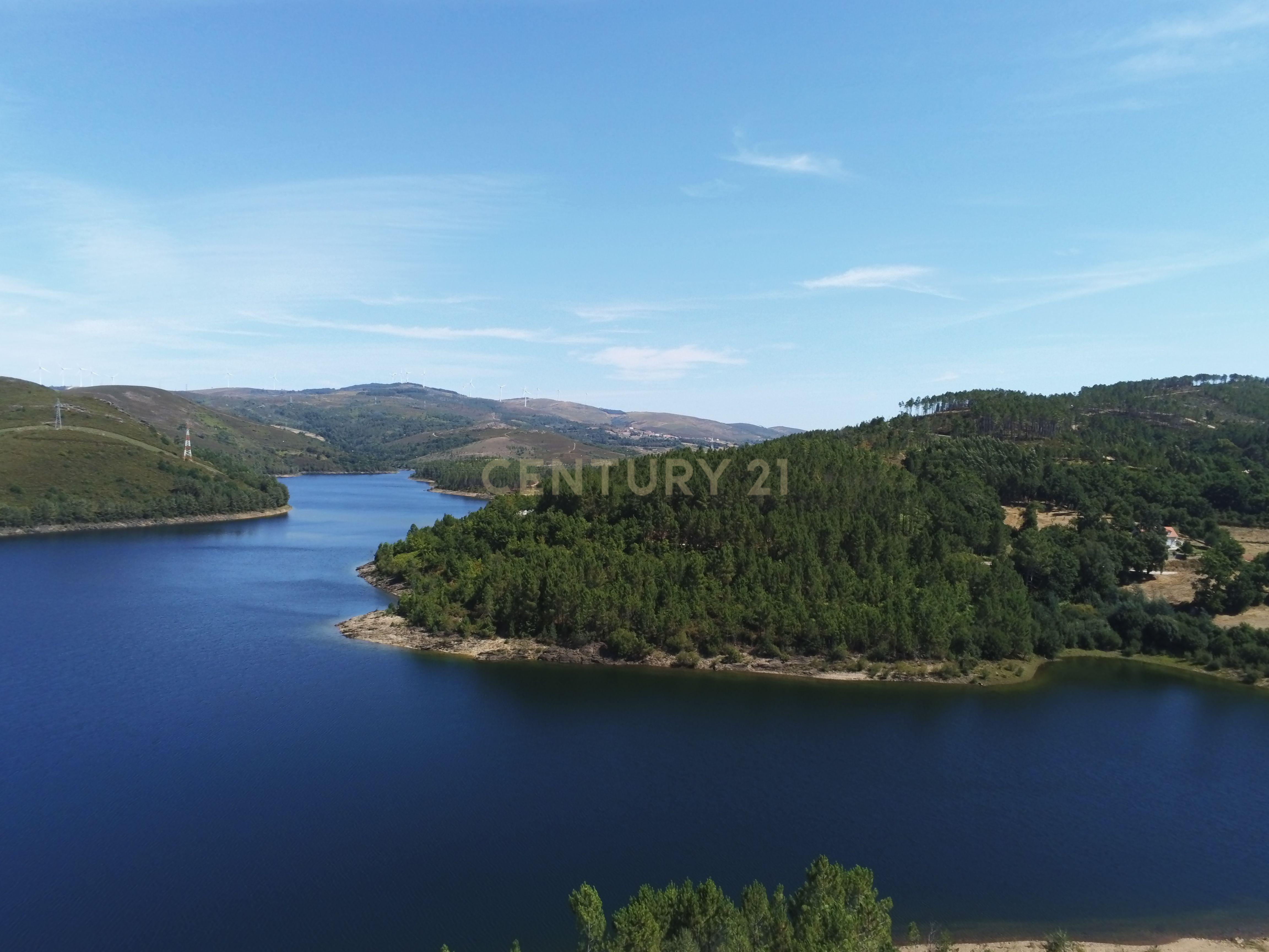 Fotografia 2 de Moradia Exclusiva em "Ilha" Privativa na Albufeira de Venda Nova – Gerês