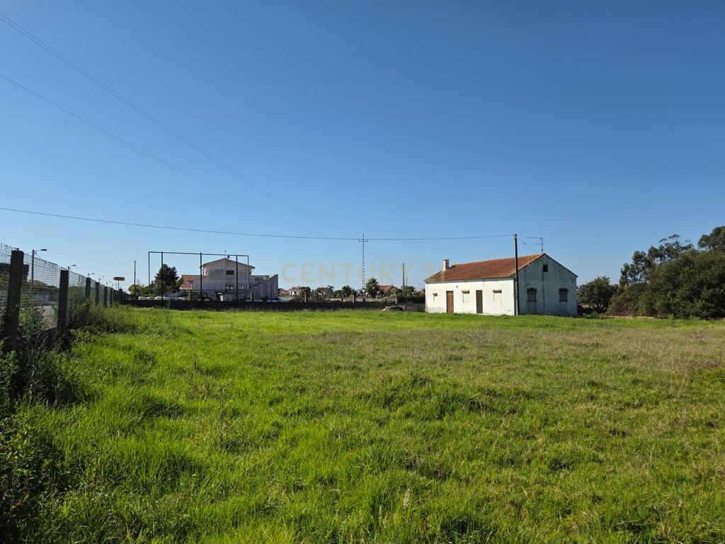 Moradia para Reconstrução em Lote de 2070m² – Possibilidade de Destaque em 2 Terrenos – Terroso, Póvoa de Varzim - Image 1