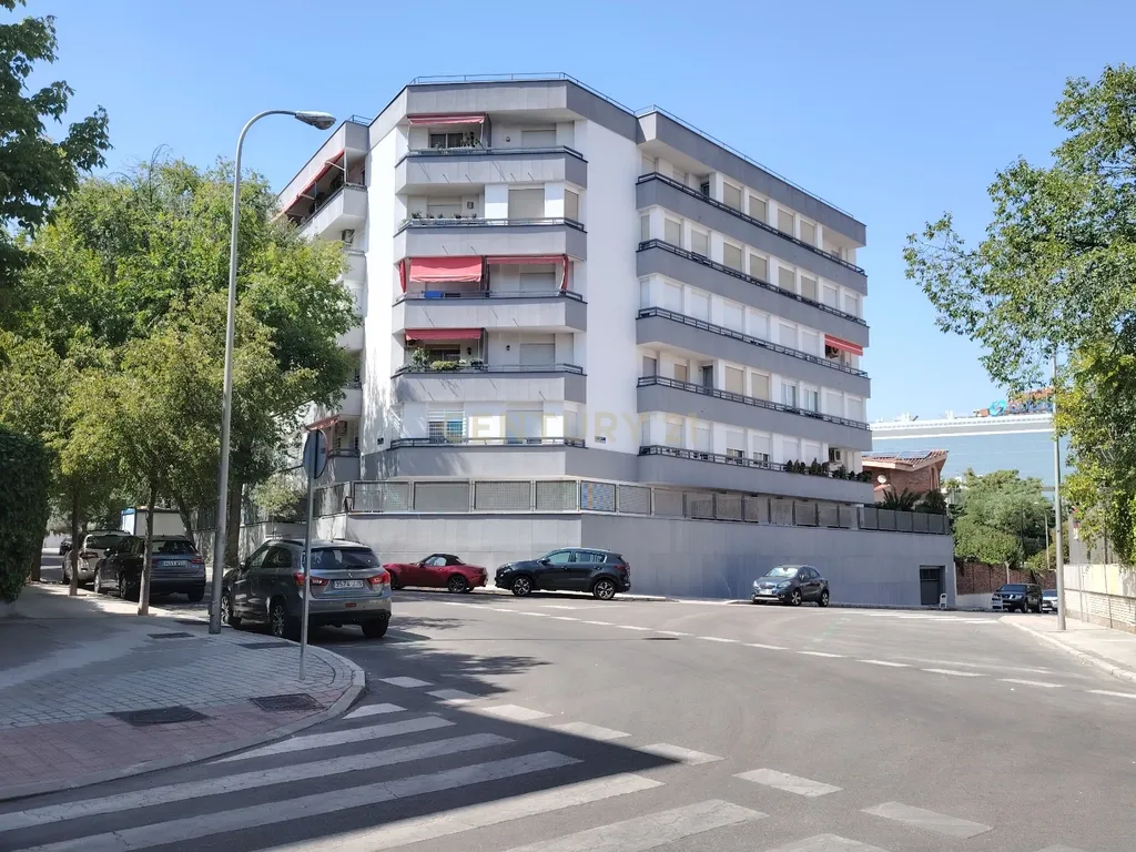 EXCLUSIVO APARTAMENTO EM URBANIZAÇÃO COM JARDIM E PISCINA - Image 43