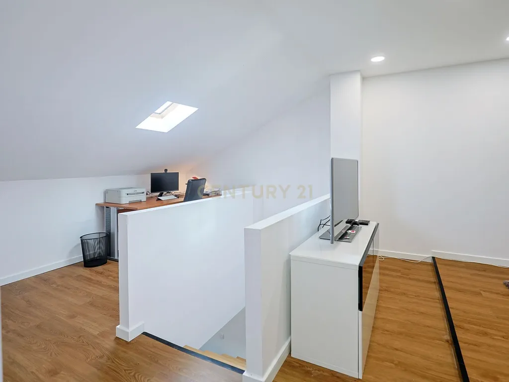 Apartamento T3 Duplex Remodelado no Centro de Corroios - Image 18
