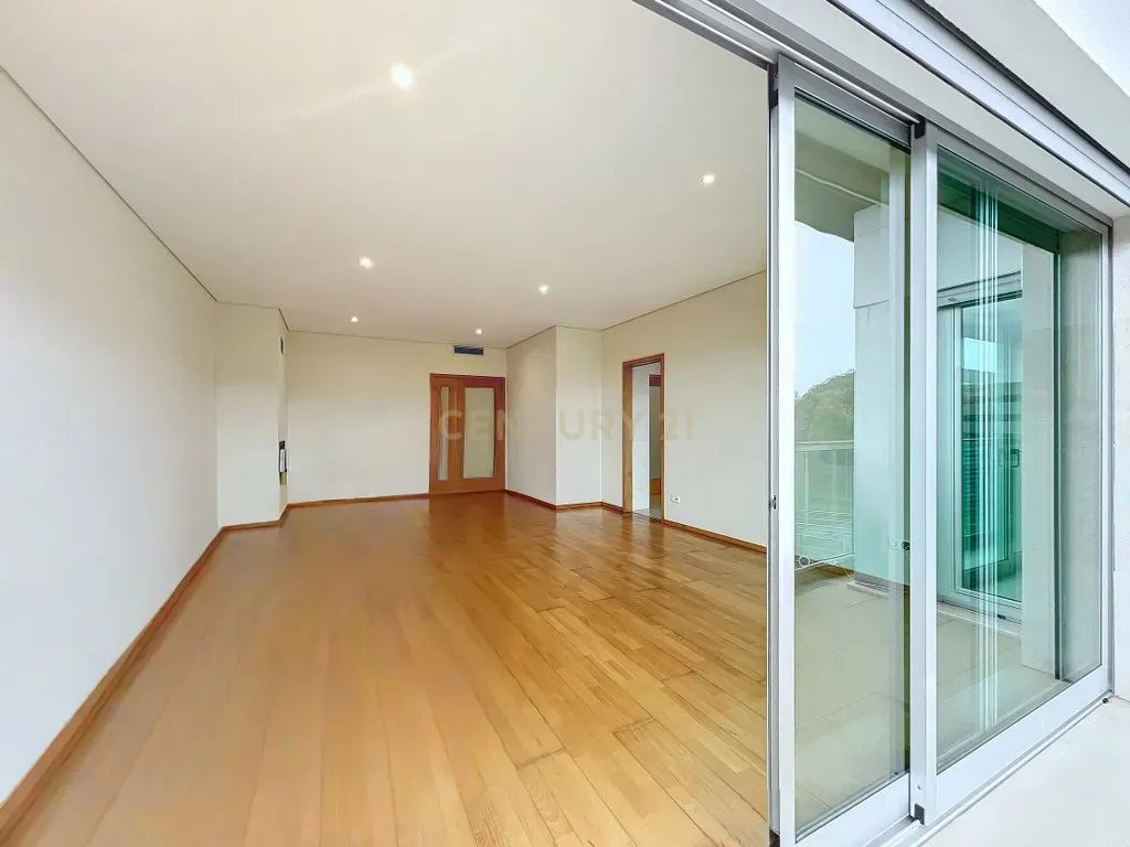 Fotografia 10 de T2 Duplex com 2 Suítes | Último Piso | Garagem Box para 2 Viaturas | Ponta Delgada