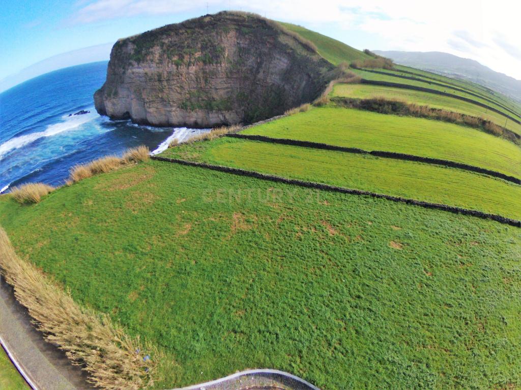 Propriedade Única com Mais de 18.000 m² Junto à Praia de Santana – Duas Casas de Pedra Históricas - Image 7