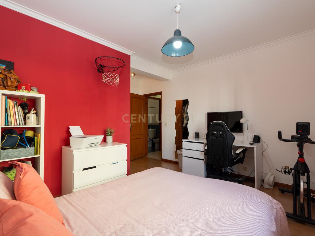 ** ESPECTACULAR APARTAMENTO NO CENTRO DE MAFRA, COM PARQUEAMENTO ** - Image 33