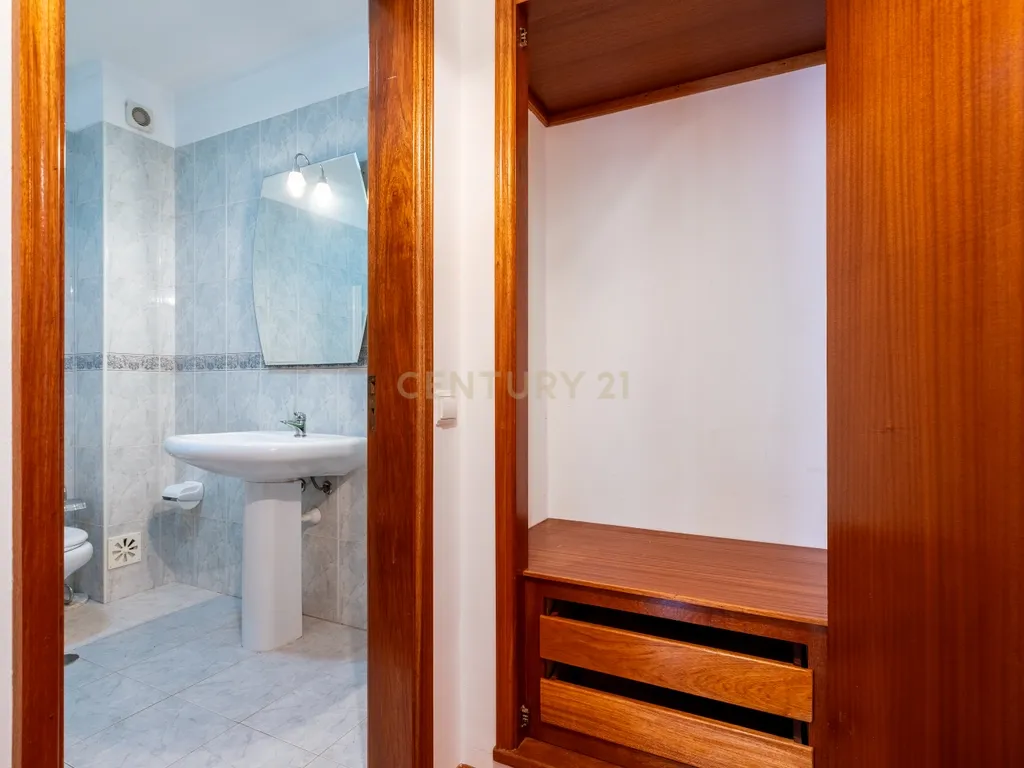 Moderno T1 em Lousã, quase novo e pronto a habitar - Image 28