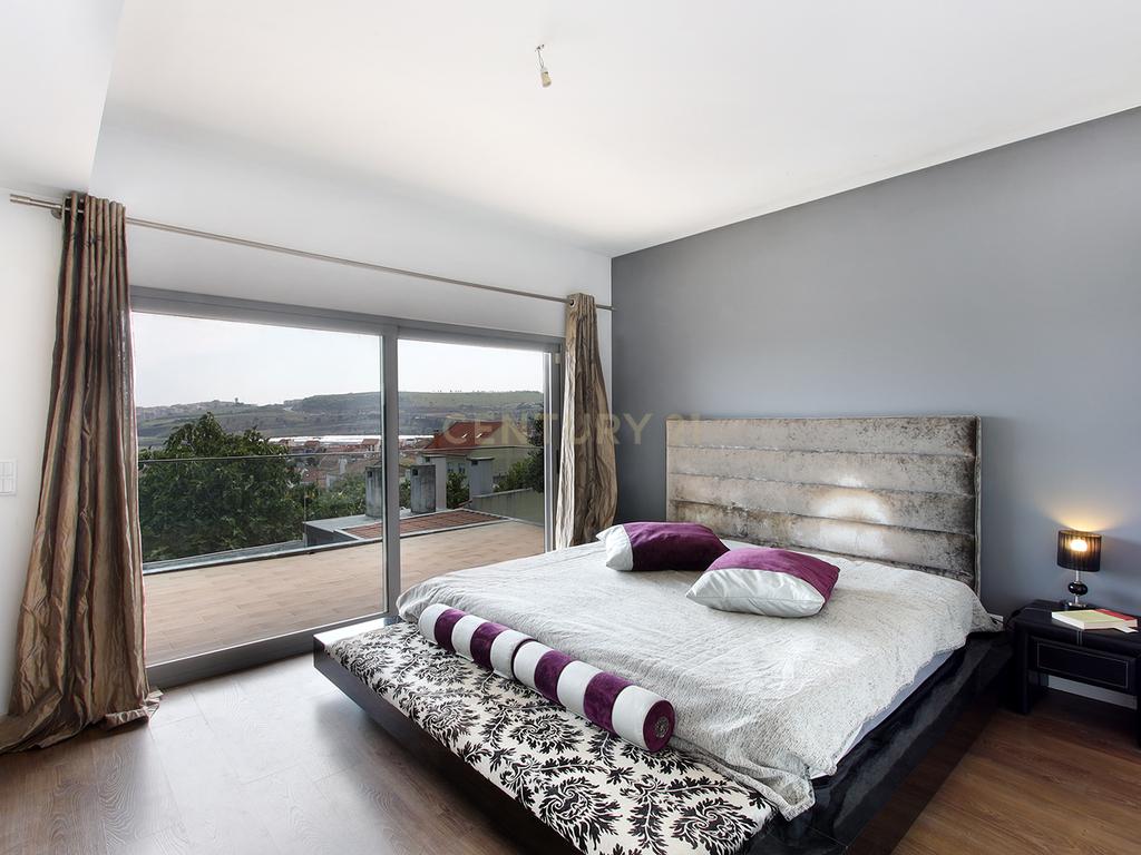 Moradia Isolada T4 Moderna com Piscina Privada, Jardim e Garagem Ampla na Pontinha - Image 28