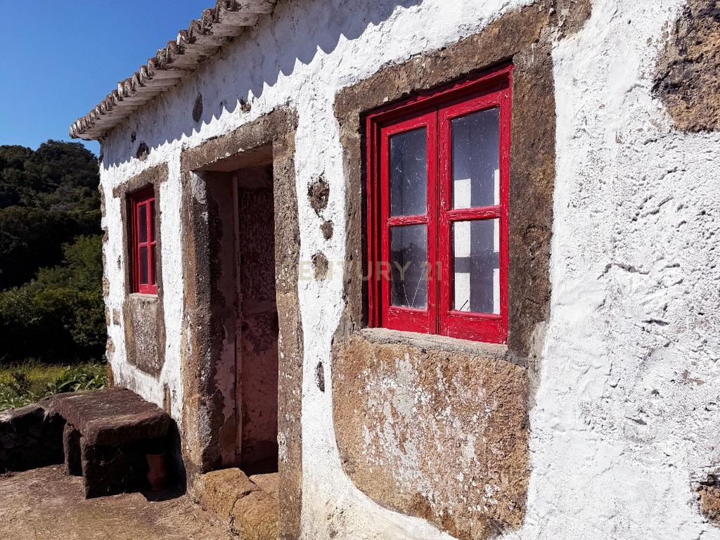 Terreno urbanizável com casa de despejo em Ribeira Seca- Vila de S.Sebastião - Image 2