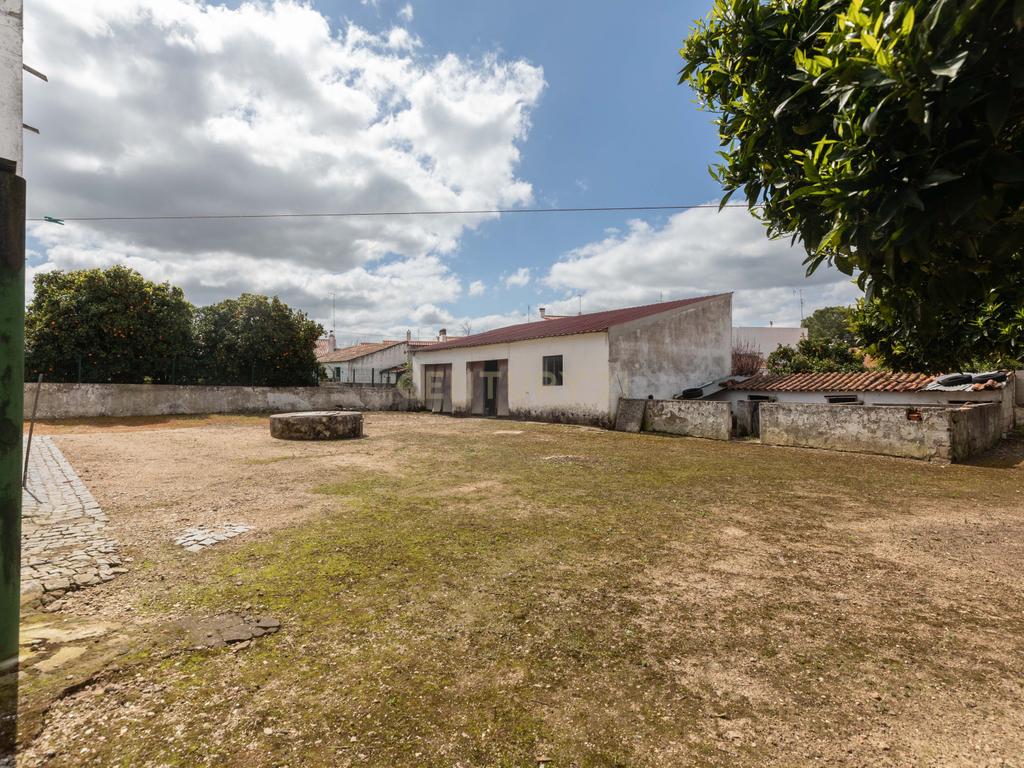 Moradia T6 com Jardim e Vista Panorâmica em Avis - Image 5