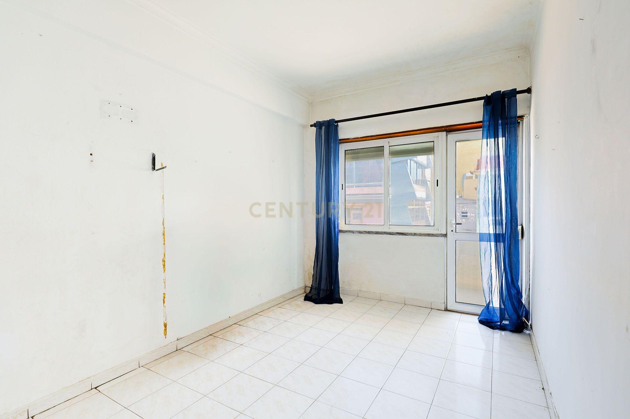 Fotografia 8 de Apartamento T2, com Varanda e Terraço, Centro da Costa de Caparica.