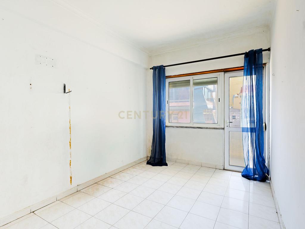 Apartamento T2, com Varanda e Terraço, Centro da Costa de Caparica. - Image 8