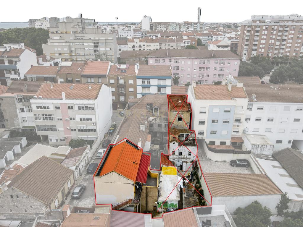 Prédio de  cinco frações independentes em pleno centro do Barreiro - Image 3