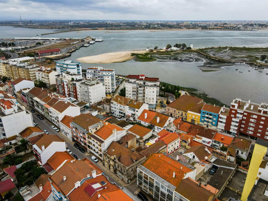 Prédio de  cinco frações independentes em pleno centro do Barreiro - Image 6