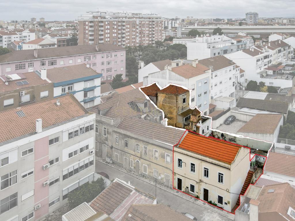 Prédio de  cinco frações independentes em pleno centro do Barreiro - Image 4
