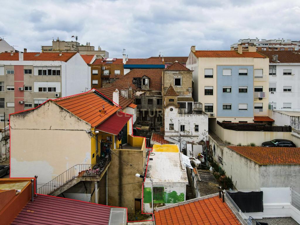 Prédio de  cinco frações independentes em pleno centro do Barreiro - Image 7