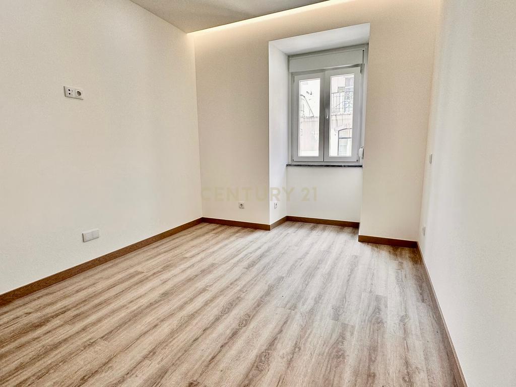 Venda T3 na Estrela - APARTAMENTO INTEGRALMENTE REMODELADO COM VARANDA GENEROSA - Image 16