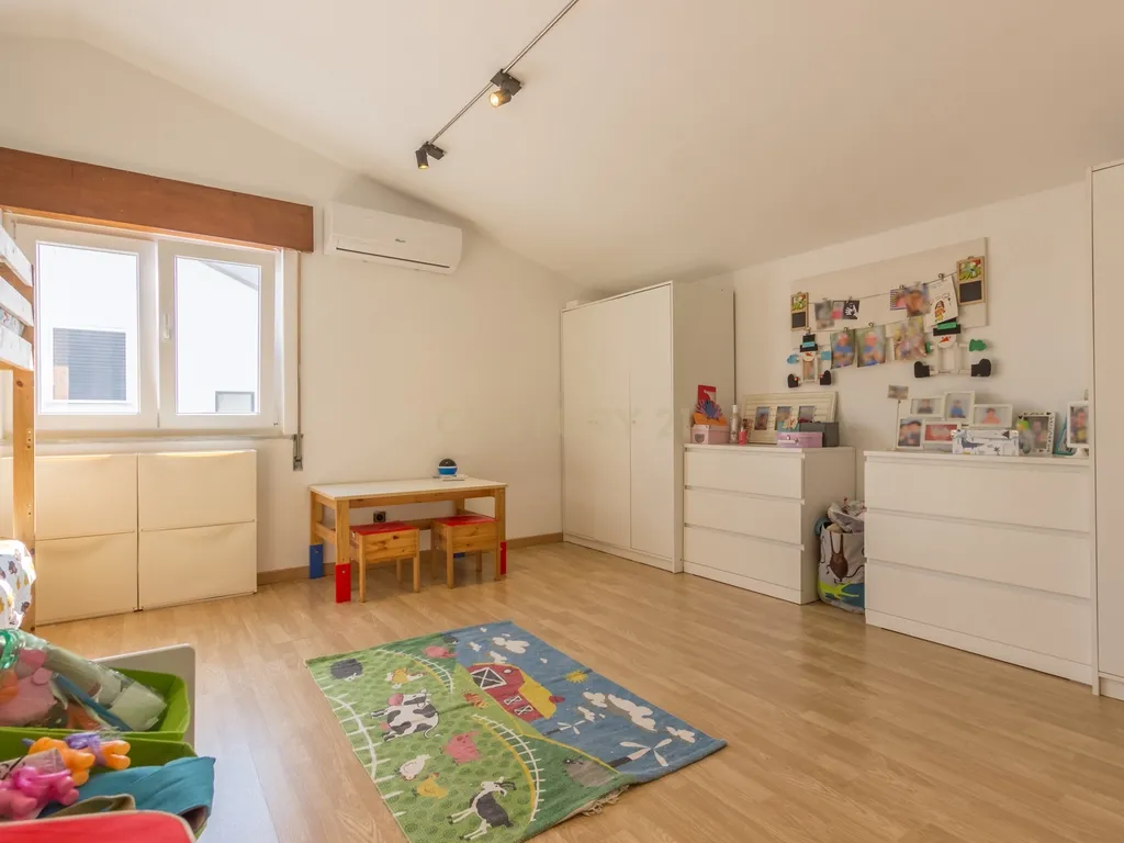 Quinta do Conde - Andar de moradia, 1º andar , com varandas e quatro quartos - Image 11
