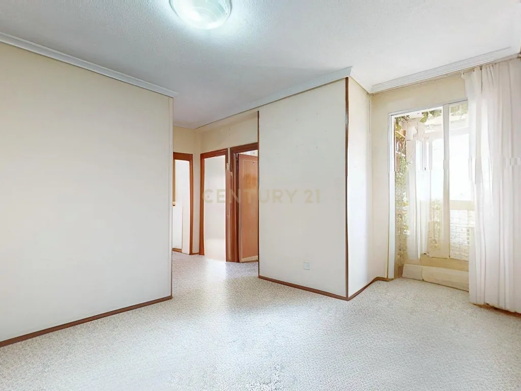 Apartamento T2 com Terraço em Madrid - Oportunidade de Recuperação - Image 5