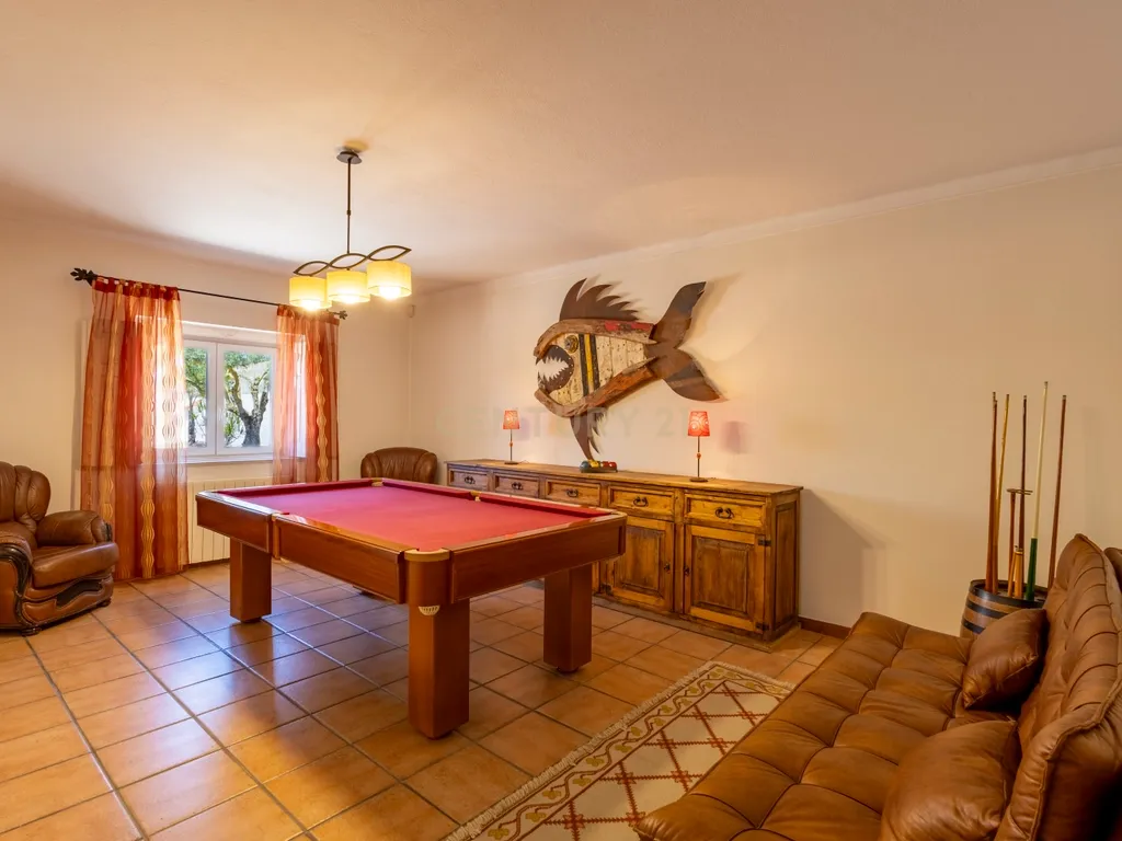 Moradia T5 Térrea com Piscina, Garagem e Lote de 2000 m² – Venda do Alcaide - Image 28