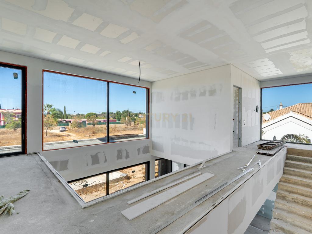 Moradia T5 contemporânea em construção avançada com piscina | Álamos, Guia – Albufeira - Image 22
