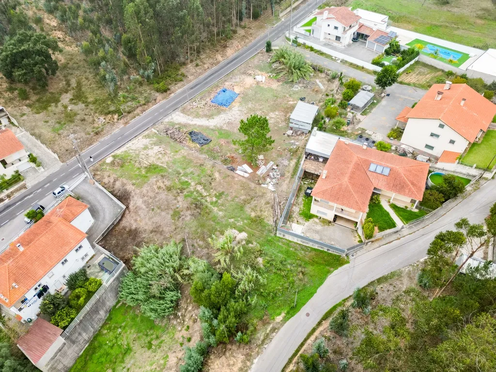 Espaçoso Terreno em Milagres, Leiria - 730m² para Construção - Image 5