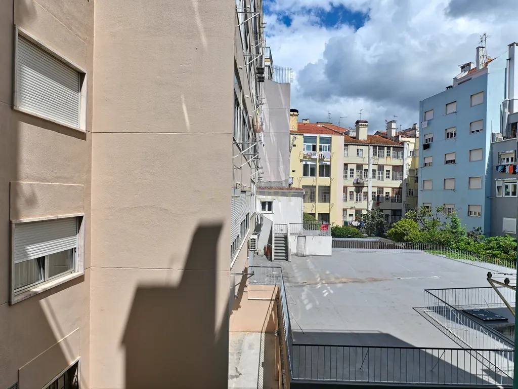 Apartamento T1 para venda na zona de Alcântara a necessitar de obras - Image 13