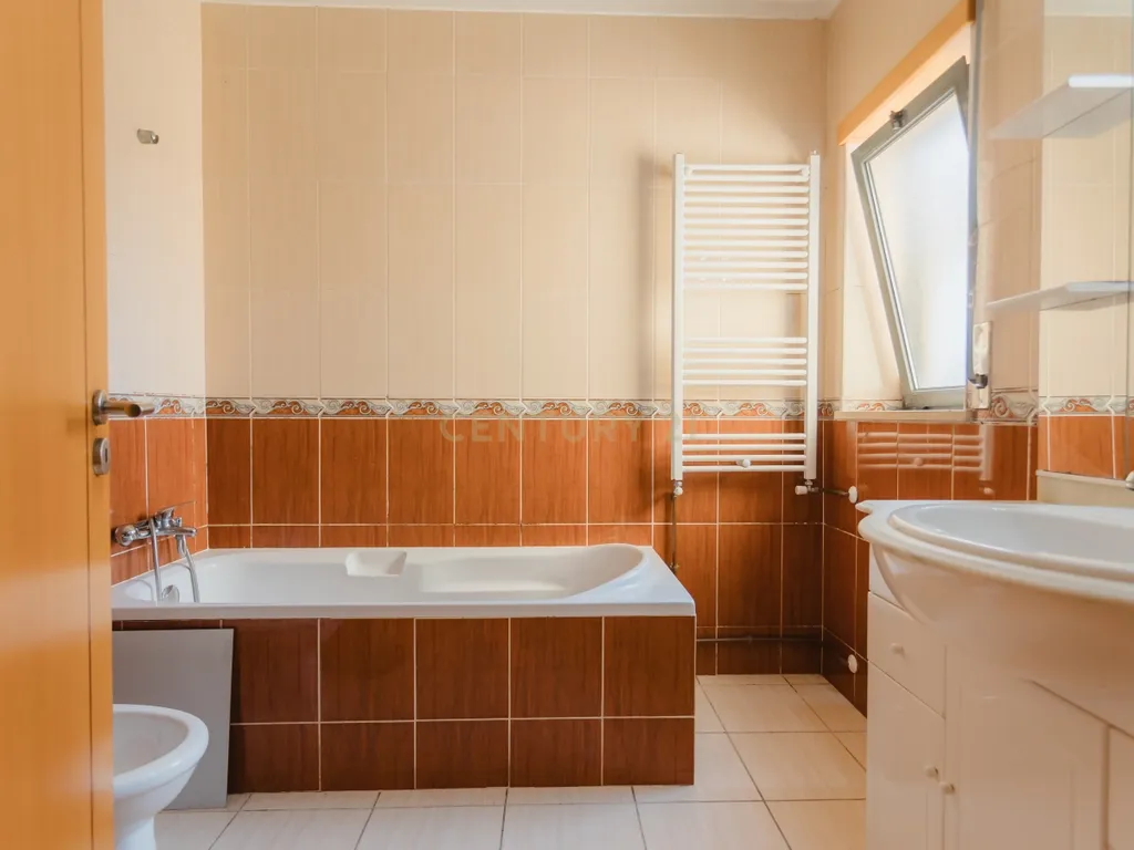 Apartamento T3 com áreas extraordinárias, garagem para 2 carros e perto da praia! - Image 15