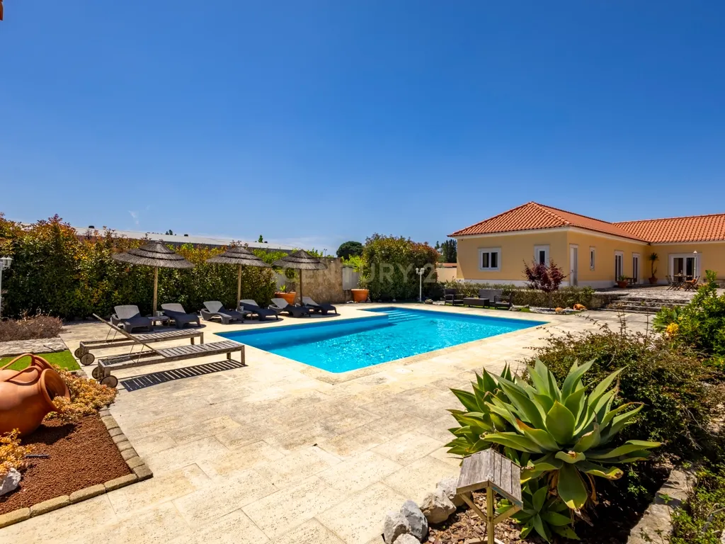 Moradia T5 Térrea com Piscina, Garagem e Lote de 2000 m² – Venda do Alcaide - Image 1