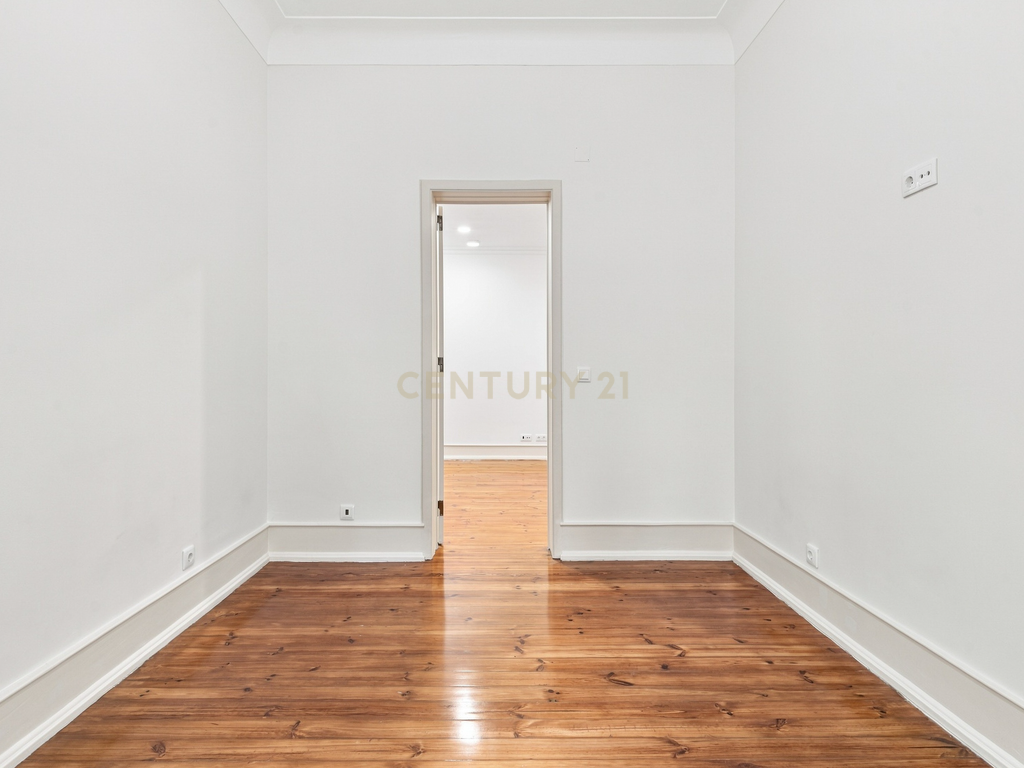 Exclusivo na Penha de França | T3 Totalmente Remodelado com Elevador, Cozinha Equipada e Logradouro Privativo de 41 m² - Image 13