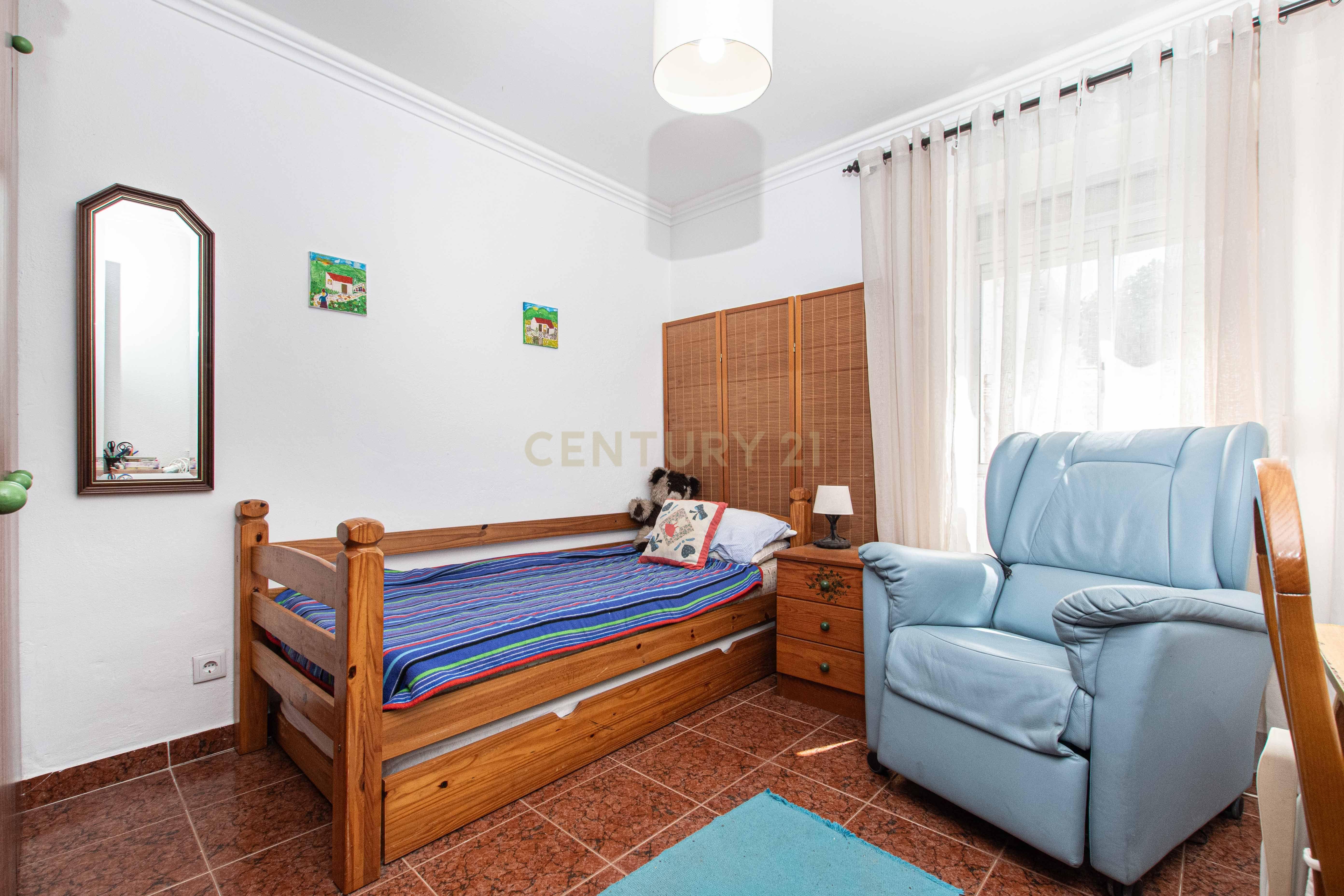 Fotografia 11 de Moradia T2, num terreno com 299m2, em Caneças - Odivelas