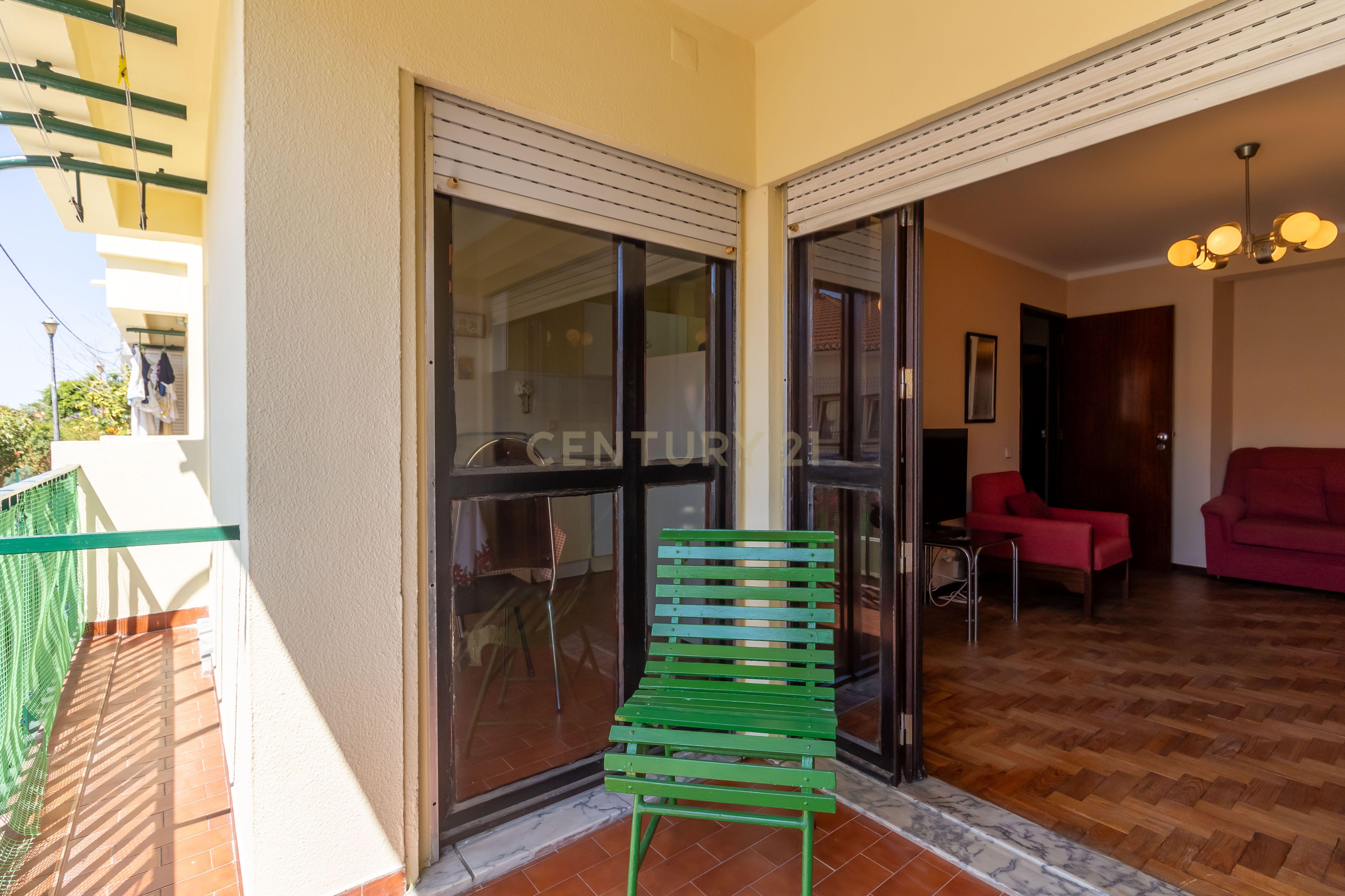 Fotografia 6 de T1 em Caselas com varanda e vista desafogada – Excelente oportunidade para remodelar a gosto