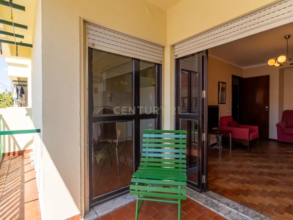 T1 em Caselas com varanda e vista desafogada – Excelente oportunidade para remodelar a gosto - Image 6