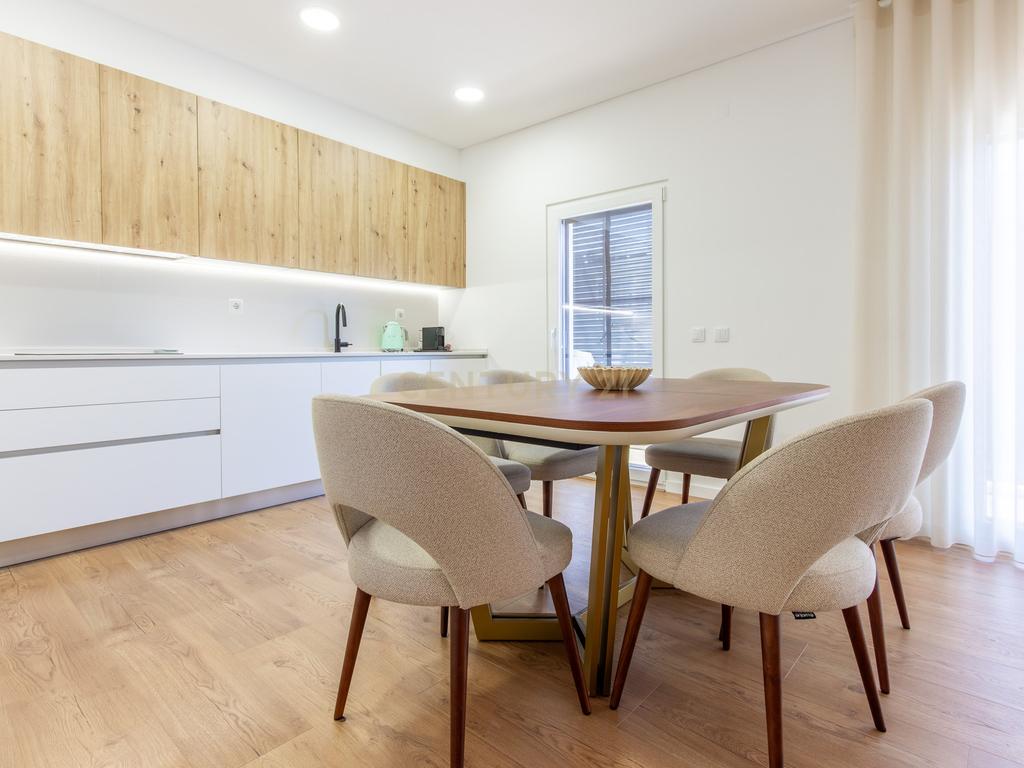 Moderno apartamento T3, com parqueamento e varandas em Santo António da Charneca, Barreiro - Image 3