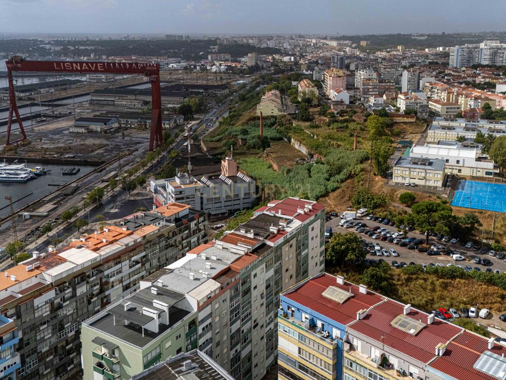 T3 Totalmente Remodelado com Vista Rio | Cacilhas, Almada - Image 33
