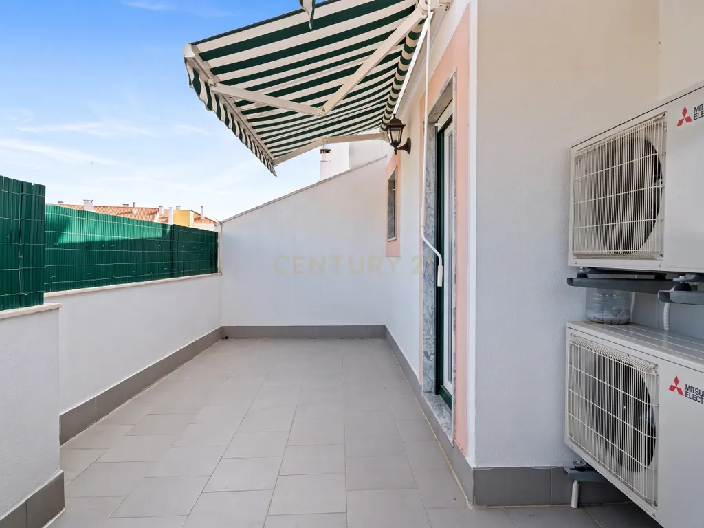 Apartamento T3 Duplex com Terraço, Varanda e Parqueamento no Montijo - Image 26