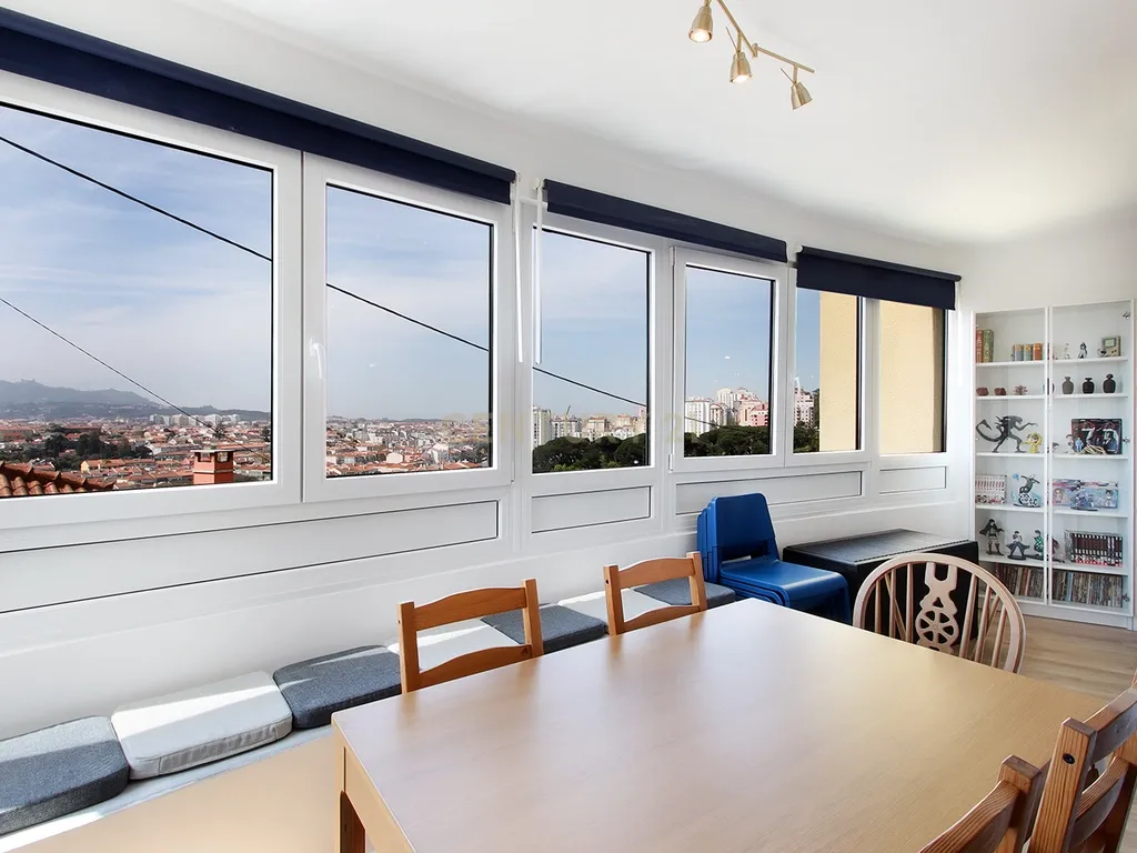 Apartamento T3 com vista p/ Serra Sintra e parqueamento em Rio de Mouro, Sintra - Image 12