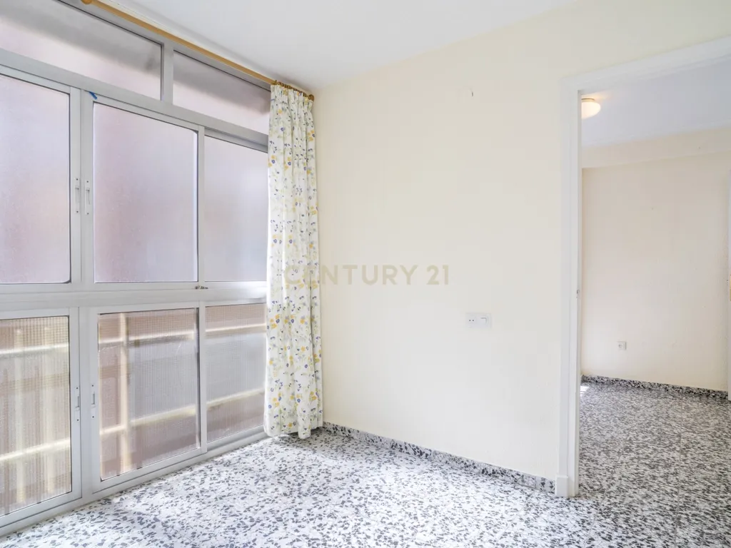 APARTAMENTO ESPAÇOSO DE 4 QUARTOS COM TERRAÇO EM MÁLAGA – LOCALIZAÇÃO PRIVILEGIADA E ELEVADO POTENCIAL - Image 18