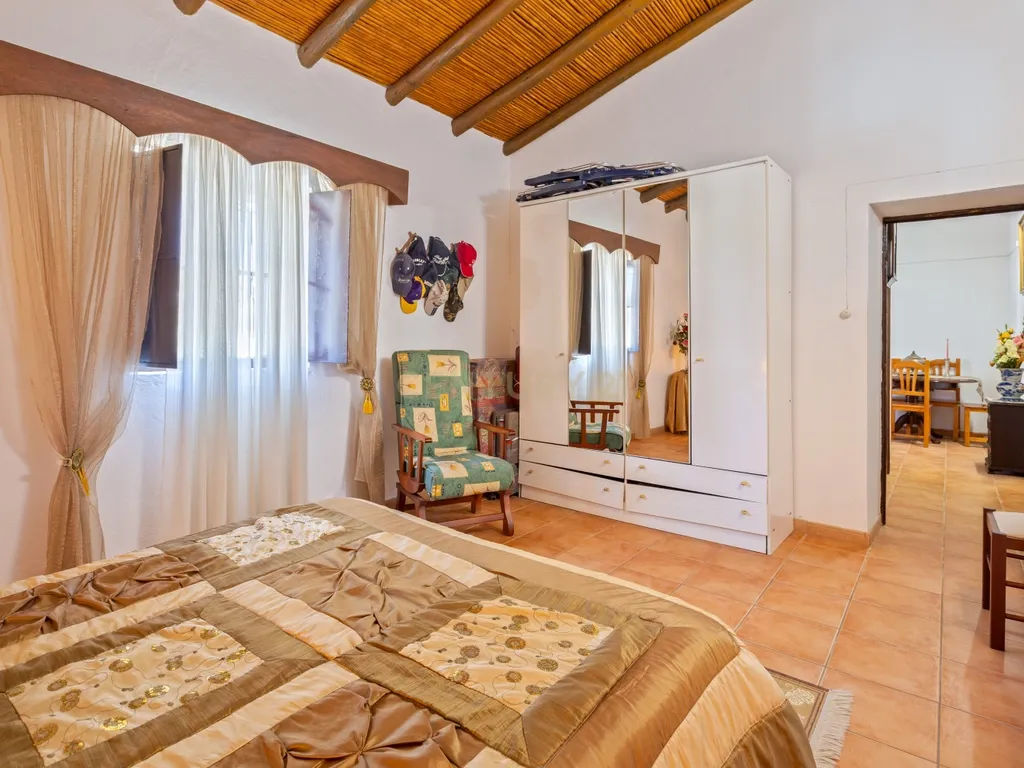 Encantadora Moradia com 7 Divisões em Parragil Loulé com Vista Campestre - Image 14
