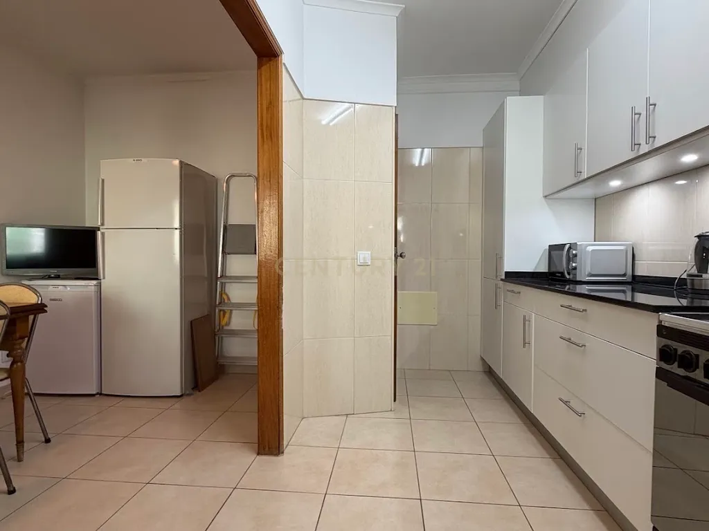 Moradia T2 + 1 no Centro de Portimão | Garagem 55 m² | Potencial + Proximidade às Praias - Image 7