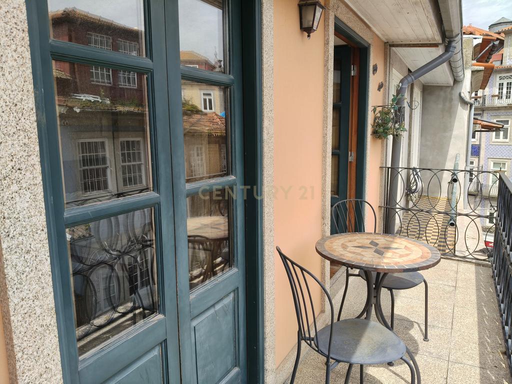 Apartamento T2 com varandas, mobilado no centro do Porto - Image 12
