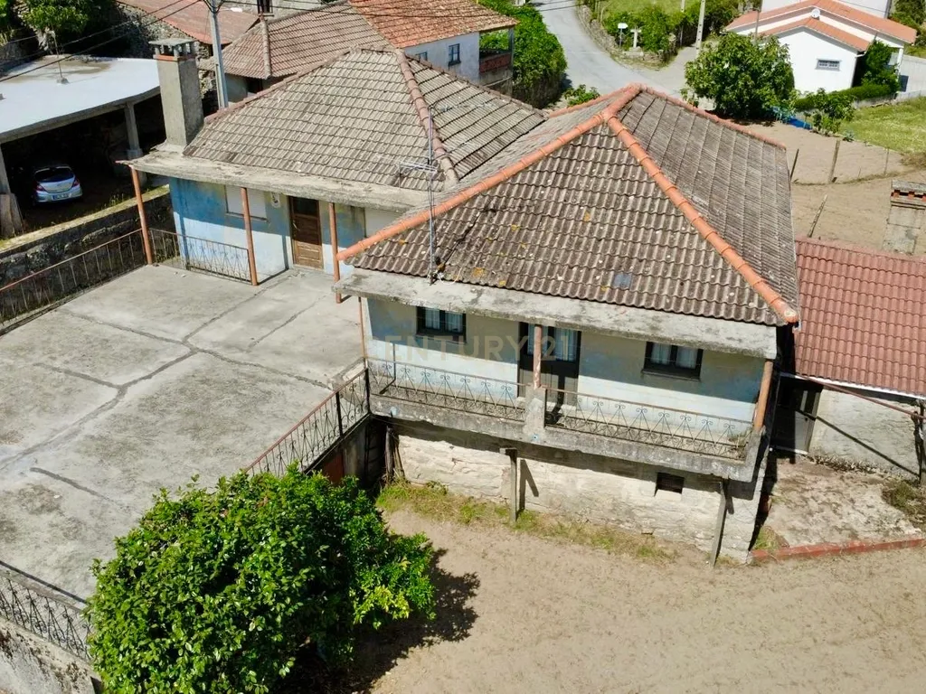 Moradia com 1 300 m² de Terreno e Elevado Potencial em Tabosa do Carregal - Image 3
