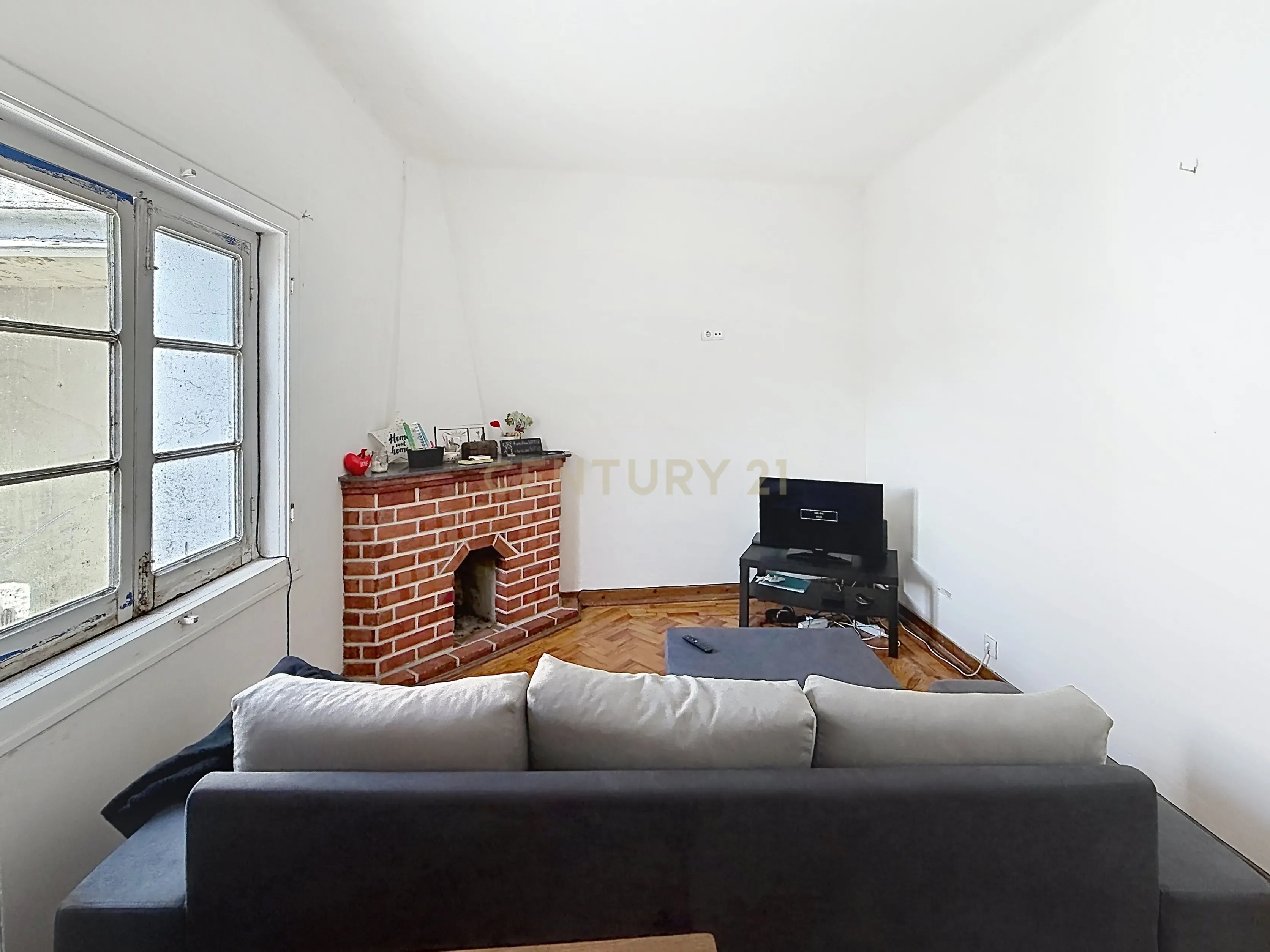 Fotografia 5 de Predio historico T3  no centro de Valado de Frades excelente investimento